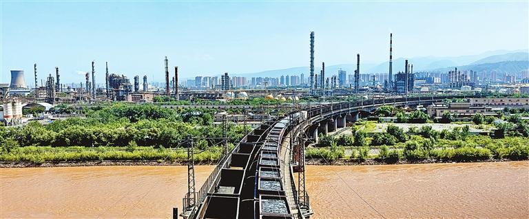 兰州石化厂区　新甘肃&middot;甘肃日报通讯员　梁欣博