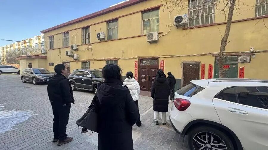 △金川路街道综治中心联合司法所、区法院、区检察院等政法力量在金水里社区查看空调安装位置
