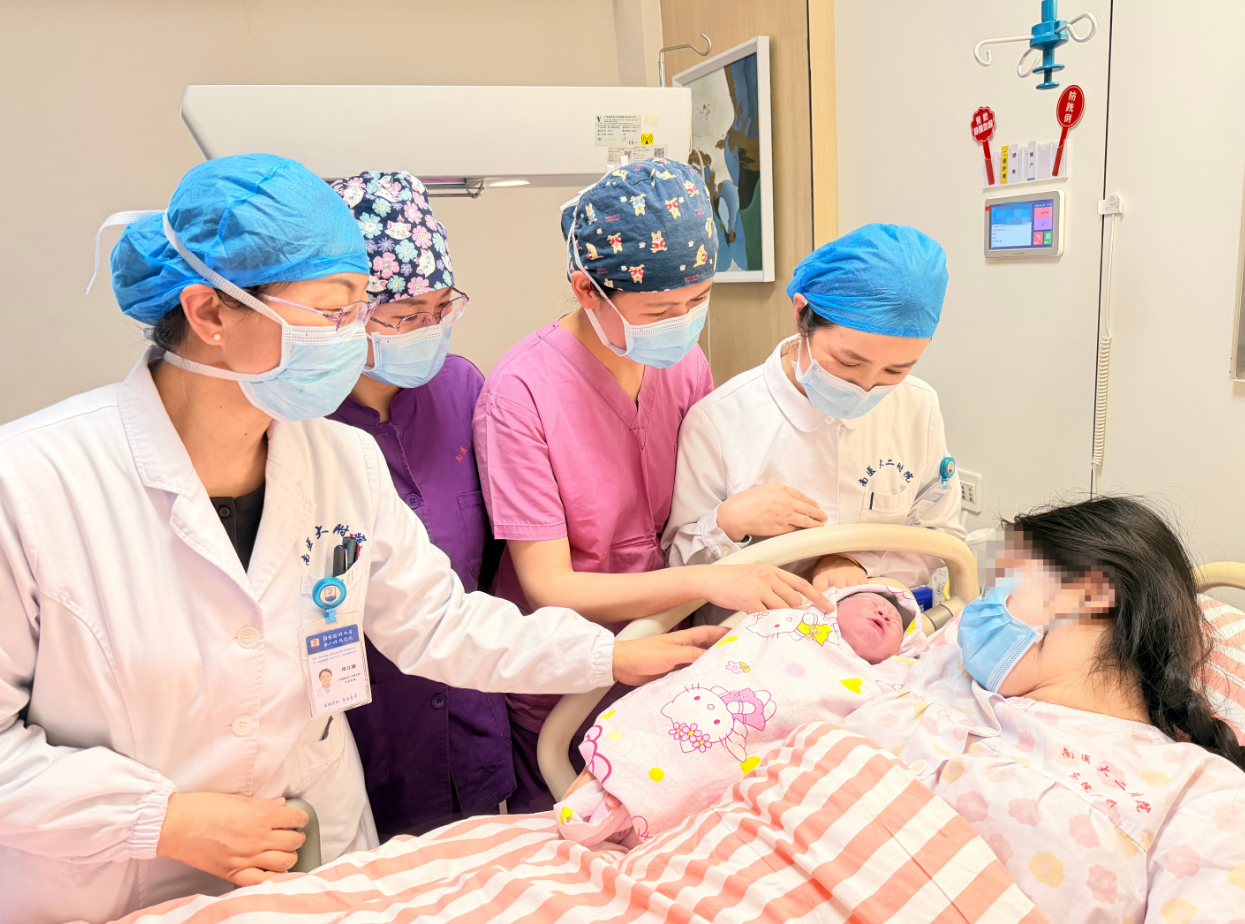 同一个产房，妈妈凑了一对“好”宝宝