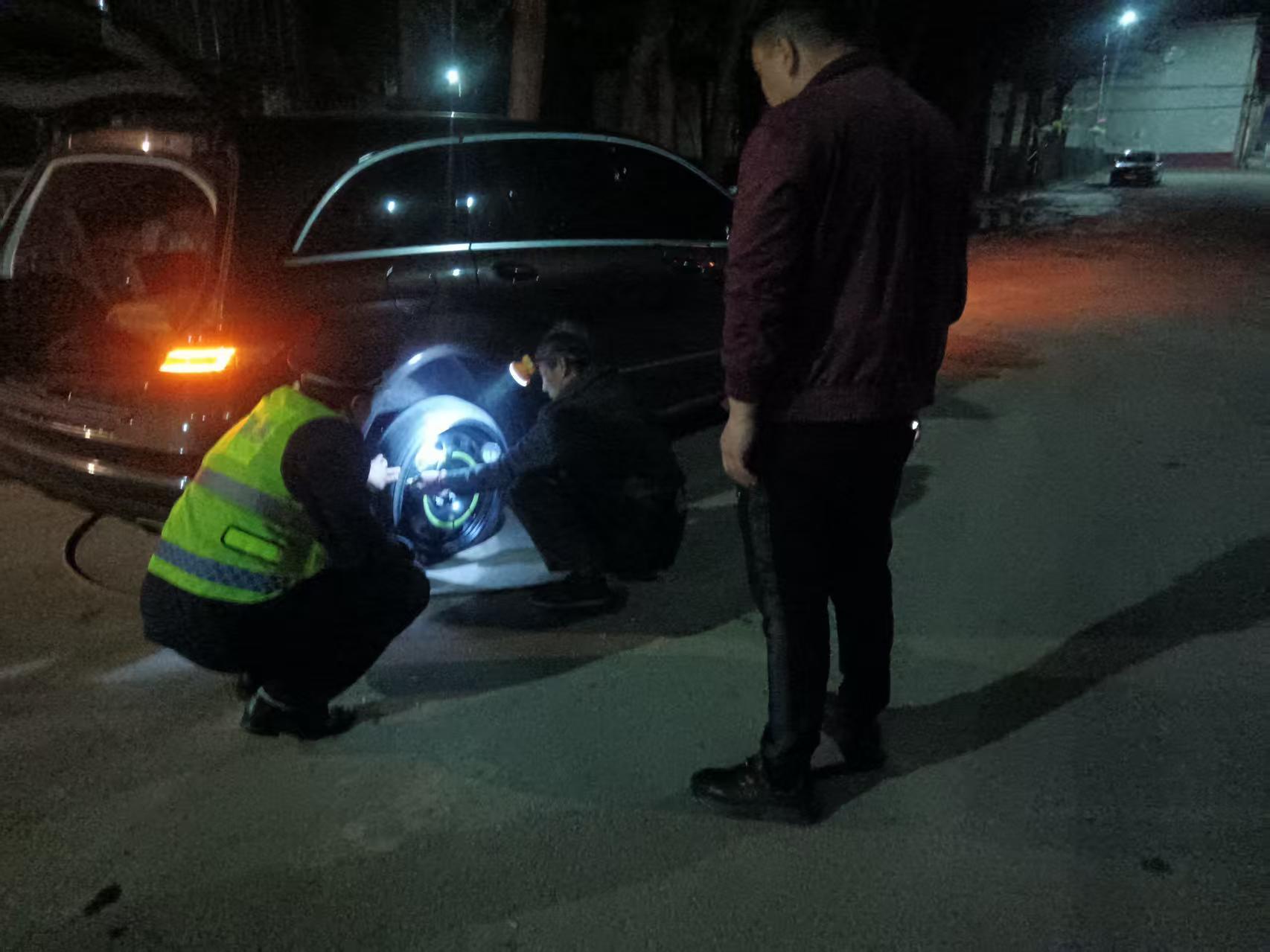 河北高速集团青银分公司赵村收费站：深夜援手暖人心 高速服务显真情