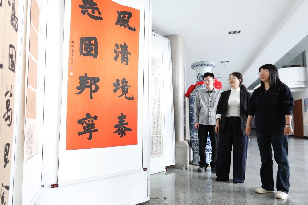 江西东乡“主题书法展”宣传国家安全知识