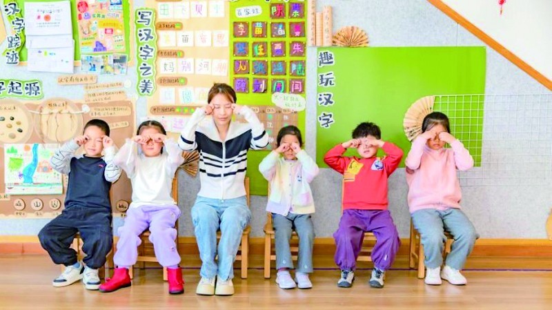 在廊坊市直属机关第一幼儿园，教师每日定时带小朋友一起做眼保健操