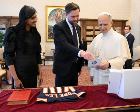 2025年5月,万斯携妻子与教皇利奥十四世在梵蒂冈会面。