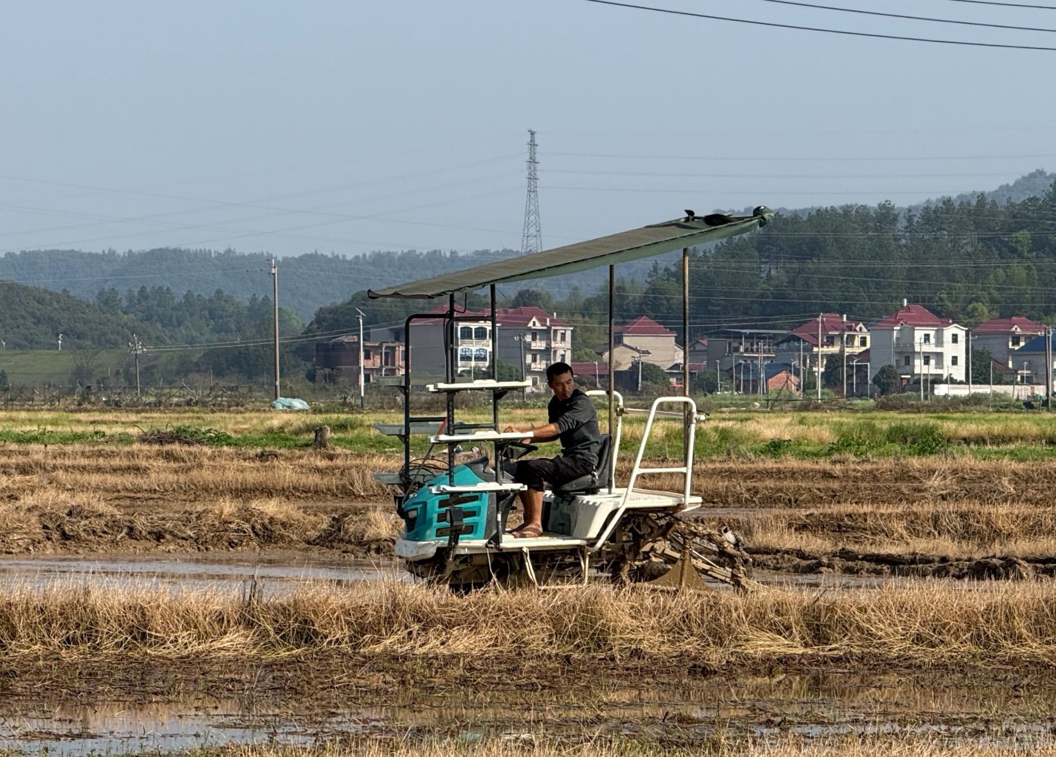 单手开农机、自学维修、免费授课，抚州东乡何早平的逆袭人生