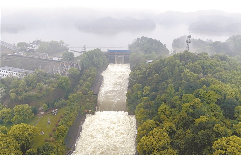 新余：开闸泄洪 调控水位（图）