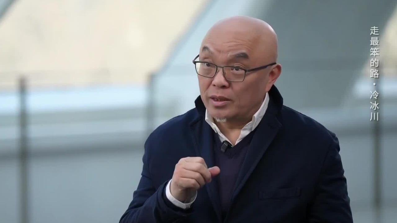 何种背景下，艺术家冷冰川独创“刻墨”艺术表现形式？