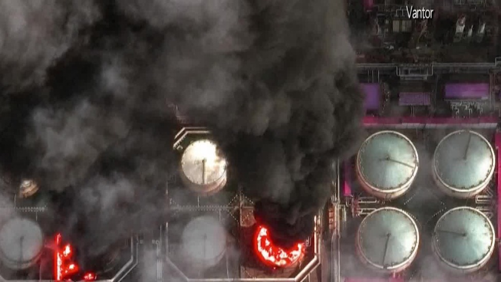 俄乌无人机互袭持续，俄黑海沿岸油库被炸