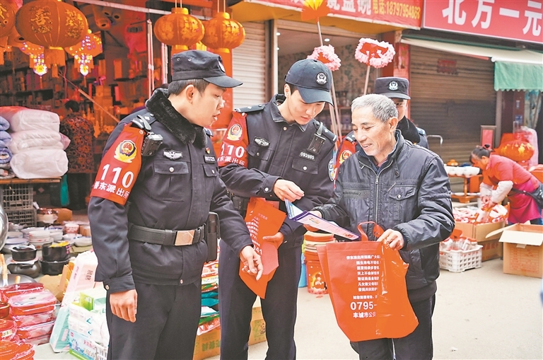 民警进市集开展反诈宣传