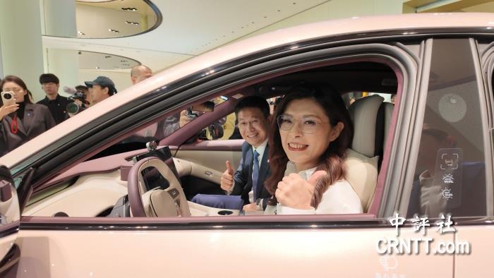 郑丽文参观小米汽车工厂:想带一台回台湾