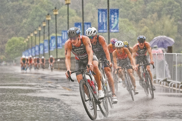 雨中比拼！2026年江西德兴铁人三项亚洲杯赛暨中国铁人三项联赛开赛（图）
