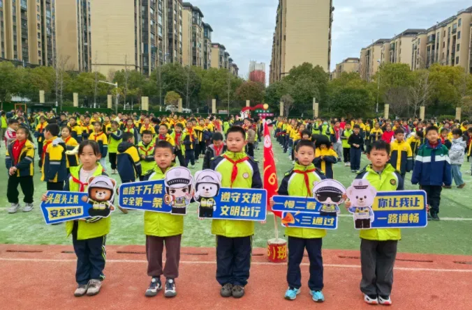 江西彭泽：警校携手筑防线 文明交通润童心
