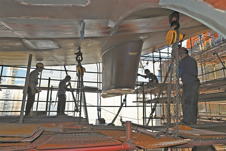 2025年9月19日，工人在合作安装船舶的轴舵系。