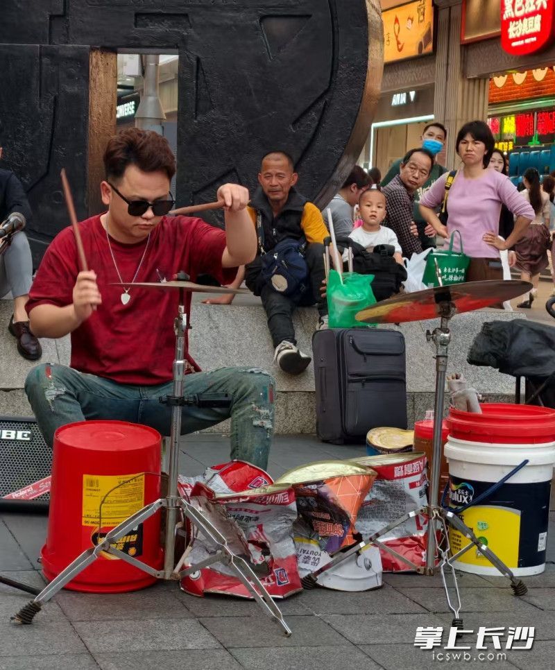 “铁桶哥”在表演。