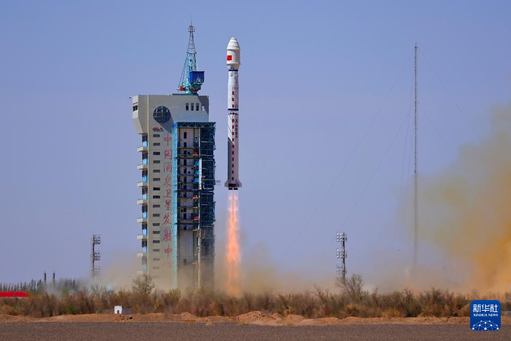 4月17日12时10分，我国在酒泉卫星发射中心使用长征四号丙运载火箭，成功将高精度温室气体综合探测卫星发射升空，卫星顺利进入预定轨道，发射任务取得圆满成功。新华社发（王衡　摄）