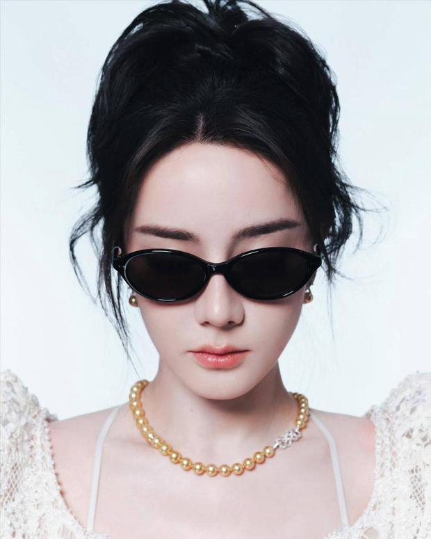 迪丽热巴冷脸造型又A又飒，气场全开。