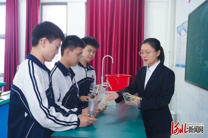 日前，献县第五中学科技小课堂上，初三年级学生正在毛啸雪老师的指导下演示改良后的“活塞式抽水机”。河北日报见习记者郭庆峰摄