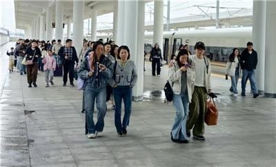 景德镇北站内，大批外地游客乘高铁而来，络绎不绝、秩序井然，尽显瓷都吸引力。