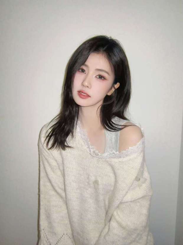 搜狐娱乐讯 近日，白鹿居家随拍释出，穿奶白蕾丝露肩毛衣，造型温柔灵动，甜妹感十足。