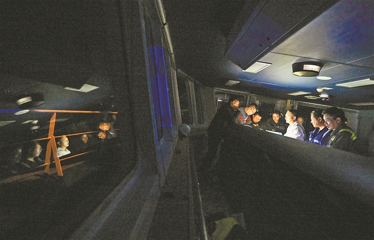 3月14日晚，“宁远电鲲”轮在东海进行航行试验，技术人员紧盯仪表盘上的相关参数。