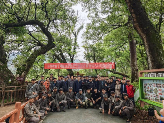 剧组合照(前排为数智文演产业学院学生)