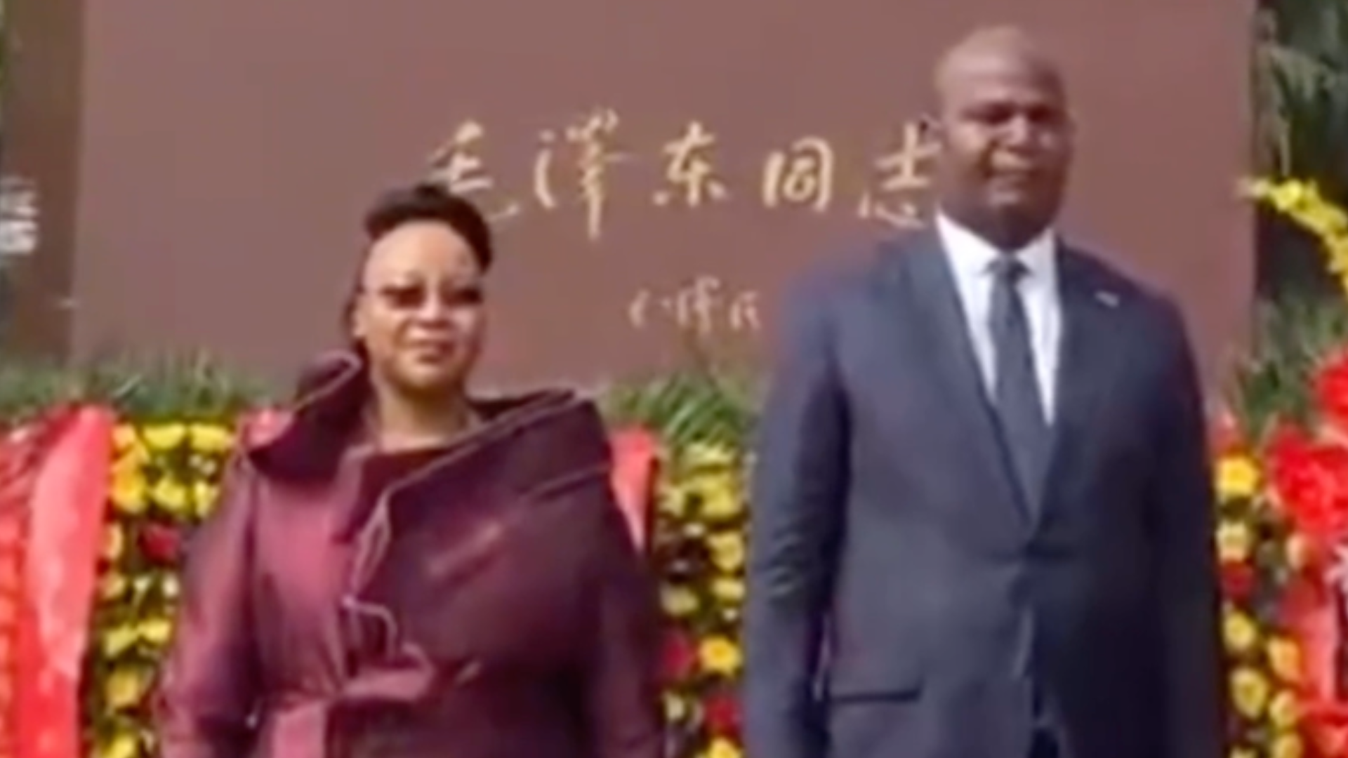 莫桑比克总统向毛泽东同志铜像敬献花篮，纪念馆现场留言：愿精诚合作精神和兄弟情谊薪火永续、生生不息