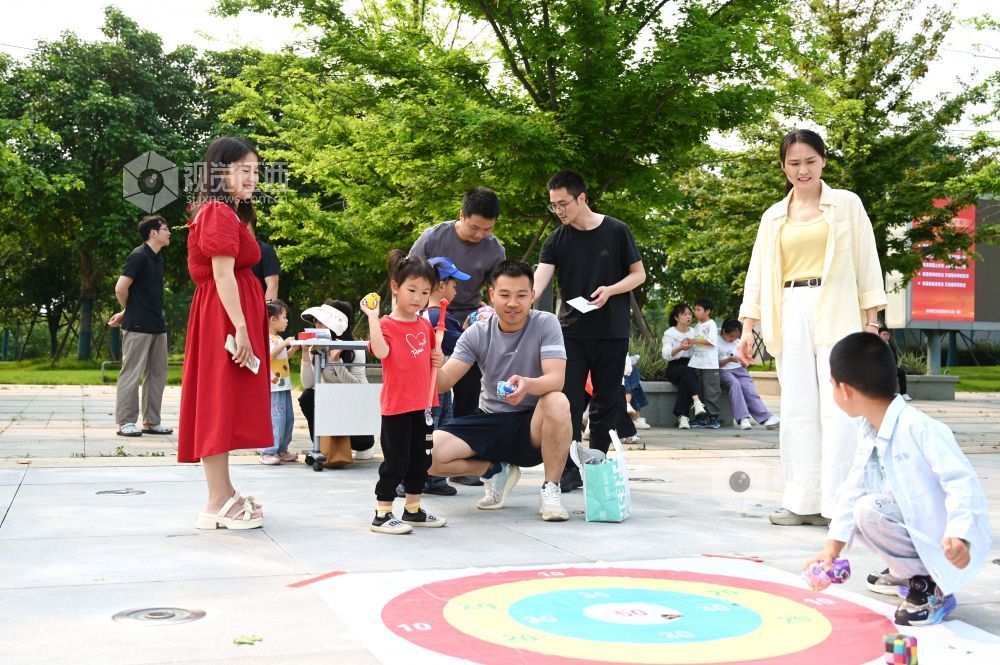 2026年4月11日，在江西省赣州市蓉江新区滨江公园，市民通过游戏互动学习国家安全知识。