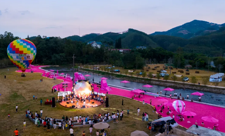 “皂幕&middot;粉砂溪畔”亲水露营项目。/叶丽梅摄