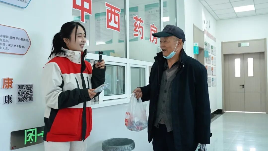 △市民王怀祥向记者讲述在社区卫生服务站看病买药的便利体验