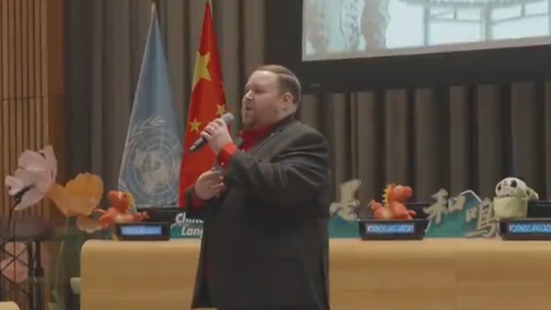 字正腔圆，好听！美国歌手在联合国中文日引吭高歌：《我爱你中国》，傅聪大使起身鼓掌，现场一片叫好