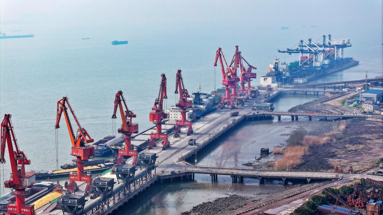图为靖江港繁忙的生产场景。 朱其摄