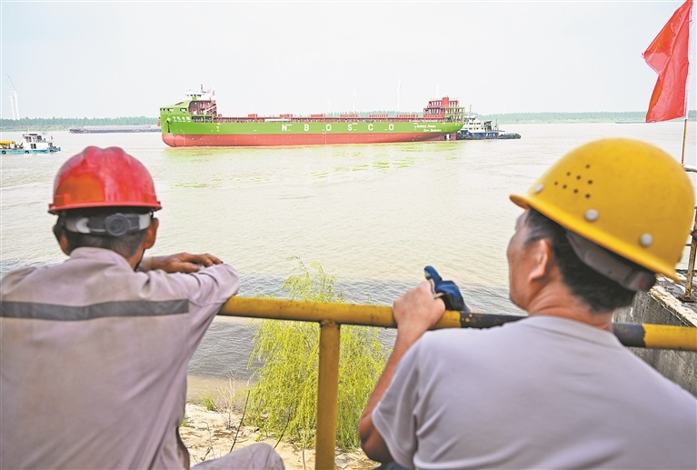 2025年9月29日，“宁远电鲲”轮在九江湖口县成功下水，参与建设的工人目送这艘巨轮从船台移向泊位。