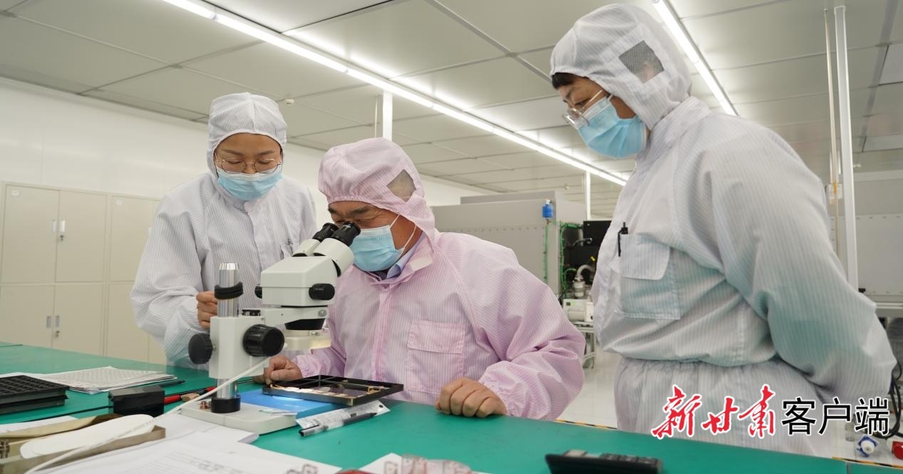 卢宇和同事对新产品压焊后进行镜检