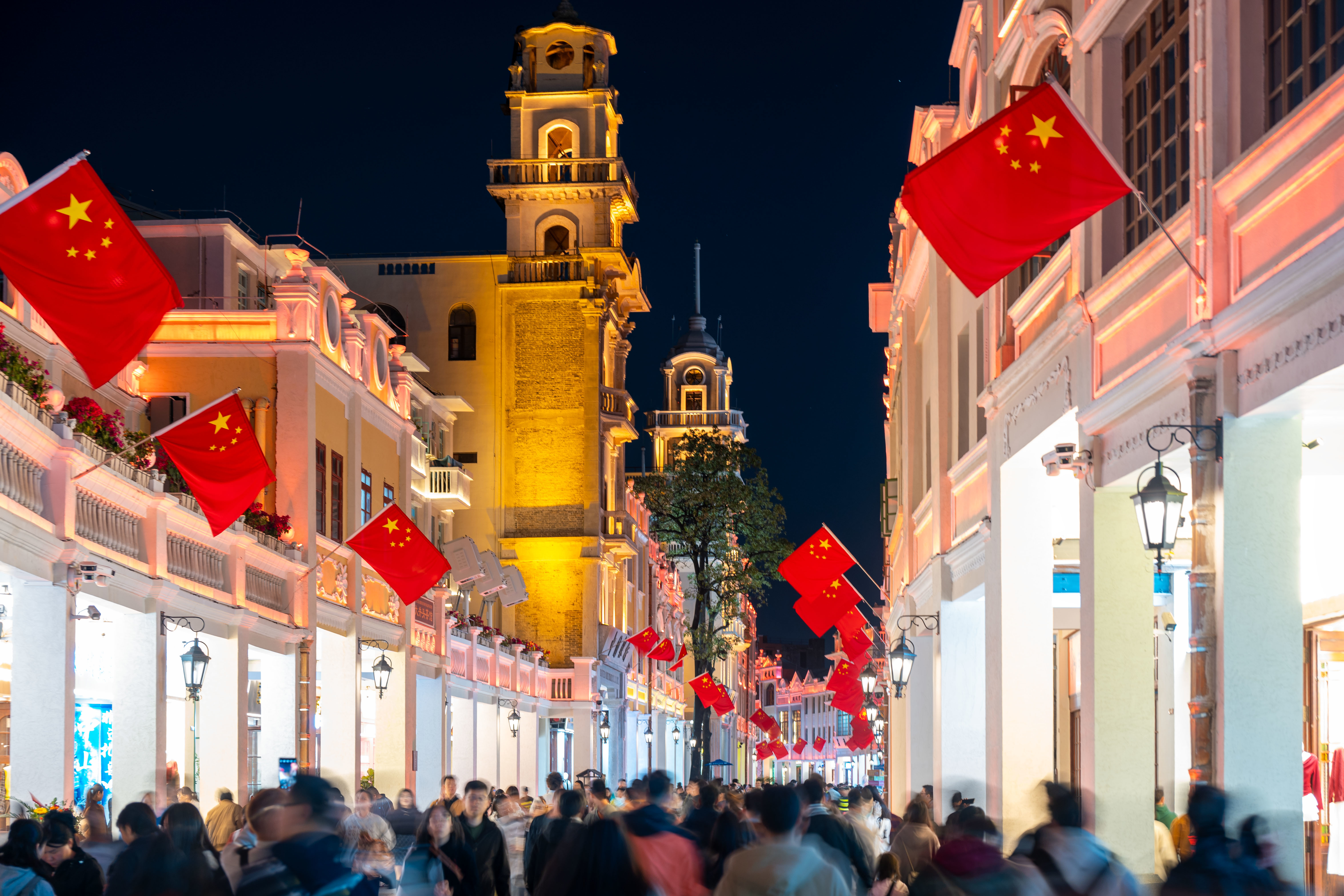 每当夜幕降临,中山孙文西路步行街上人头攒动。(资料图片)张景天 摄