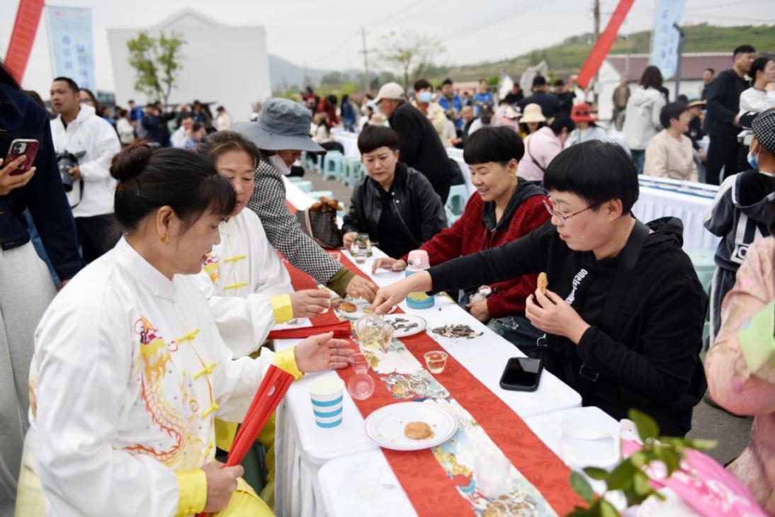 开园活动现场开展了喝绿茶、品茶酥等特色活动。卜凡文 摄