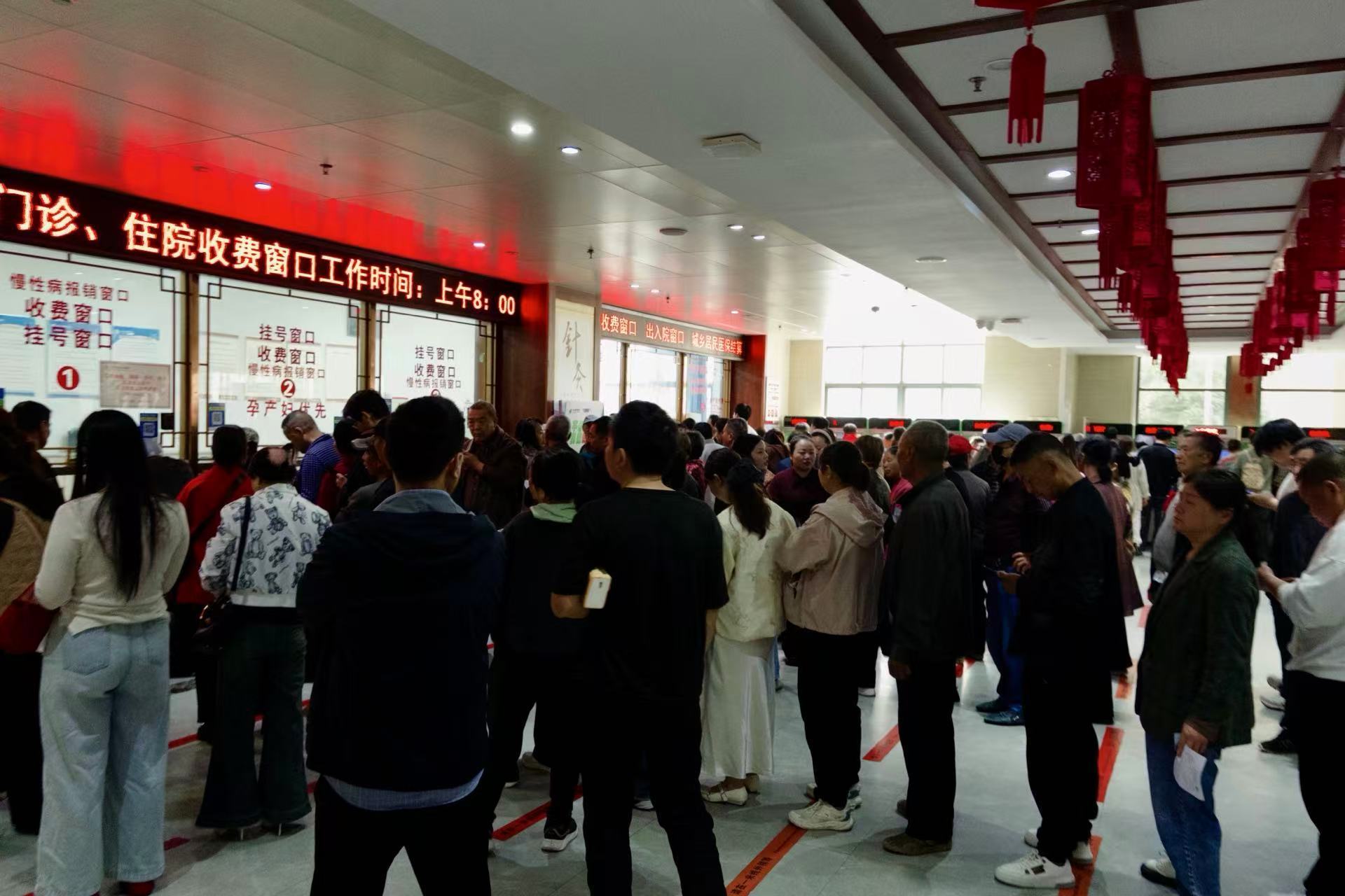 乐平市中医院门诊大楼内，前来挂号的患者 图源：时代周报记者 傅一波