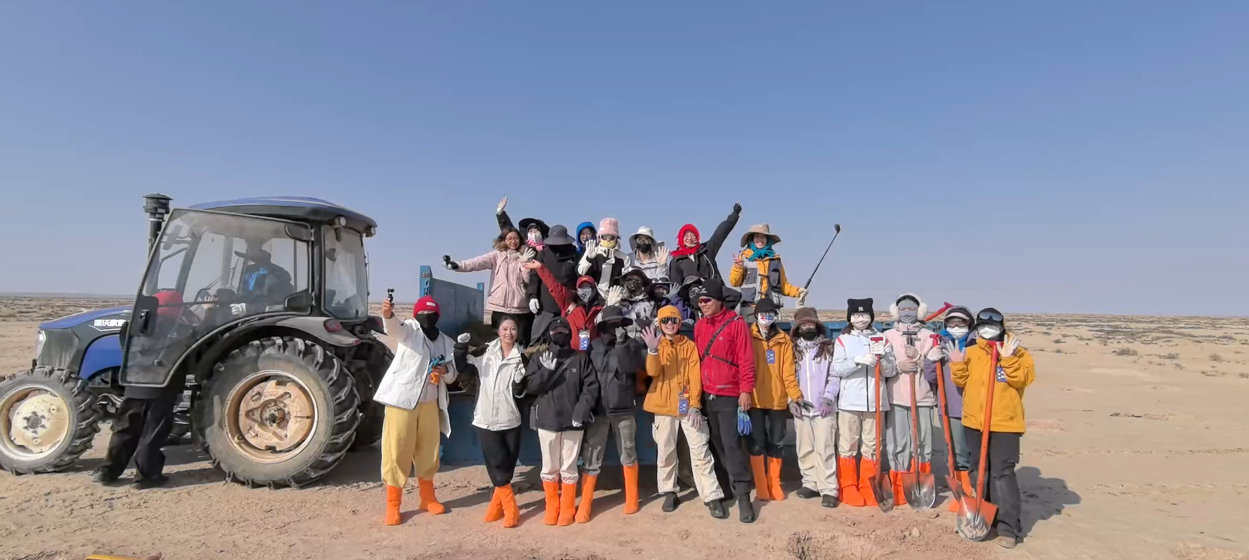 越来越多志愿者加入治沙队伍