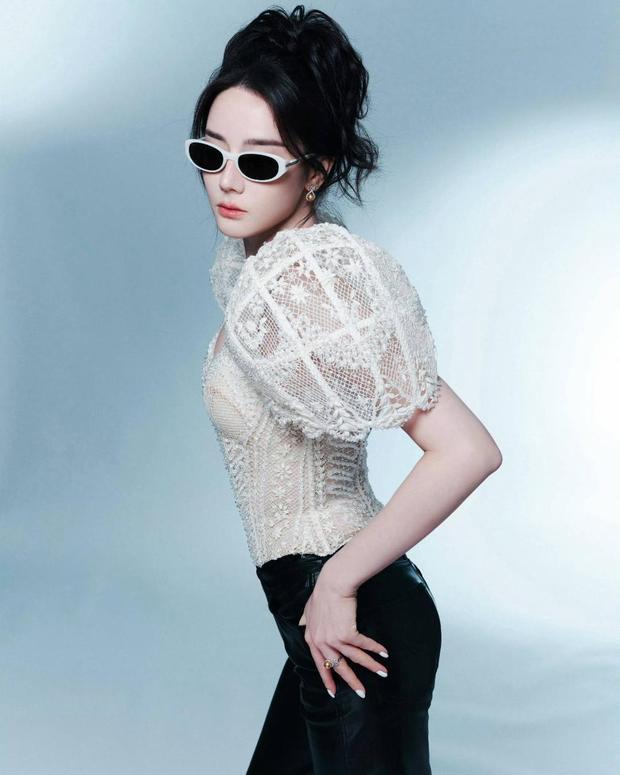 搜狐娱乐讯 13日，迪丽热巴直播造型大片释出，穿着2026春夏高定出镜，廓形蕾丝的胸衣搭配黑色皮裤，完全是冷御复古的摩登女郎。