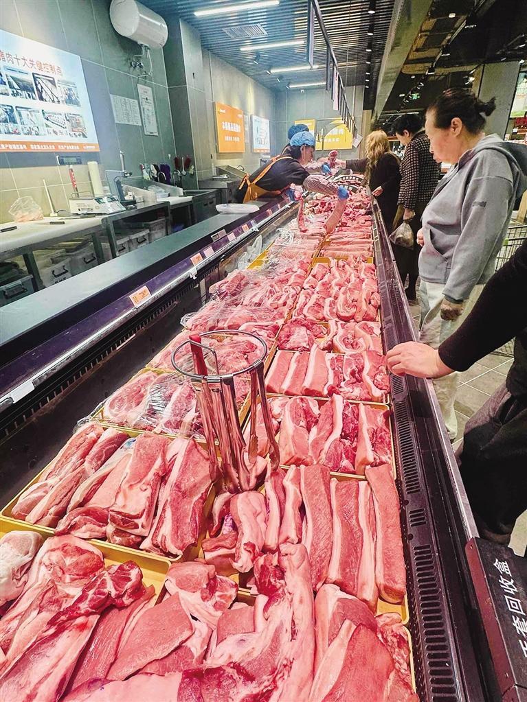 市民在超市内选购猪肉