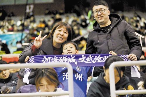 2025年12月6日,沧州队与张家口队比赛现场,球迷为沧州队加油助威。(资料片)周洋摄