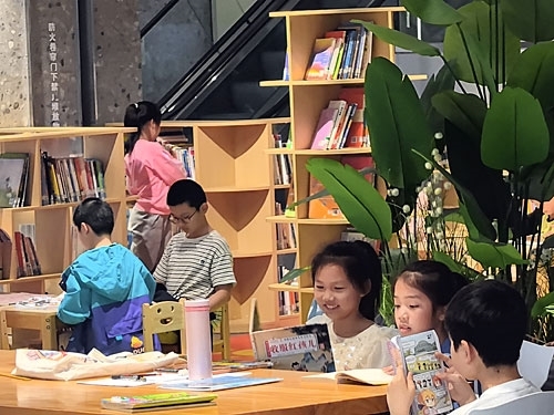 4月11日，小读者在宜春青龙商厦图书馆阅读。