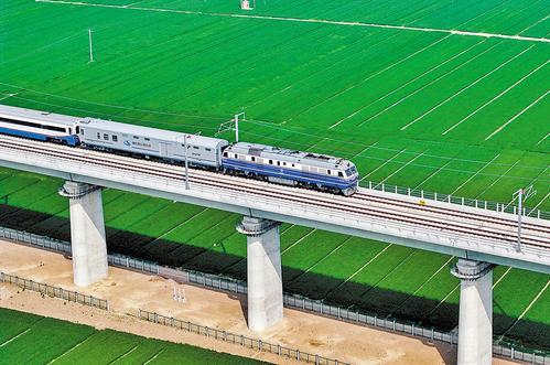 4月15日，55463次检测列车行驶在京港高铁雄商段河北段。当日，该路段正式进入联调联试阶段。本报记者 张 昊摄