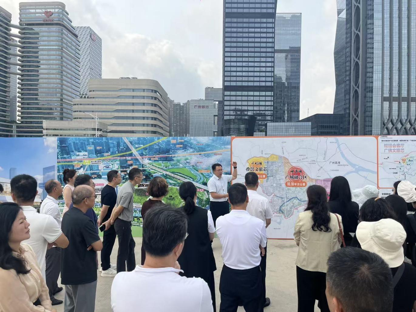 图为：桂城团人大代表现场视察佛山千灯湖演艺中心项目。