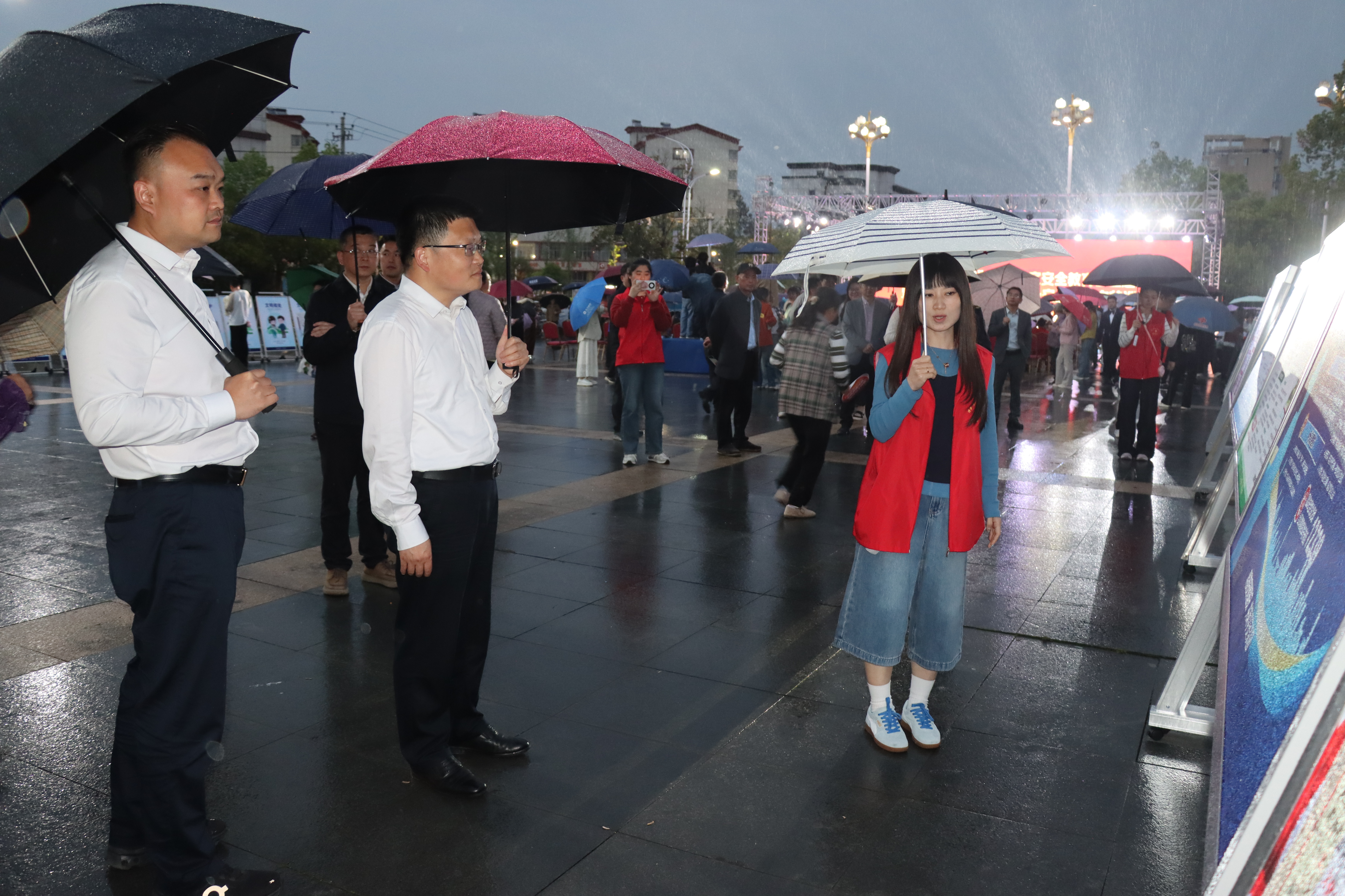 浮梁县举办“创瓷源文明城，筑茶乡安全墙”国家安全主题文艺汇演