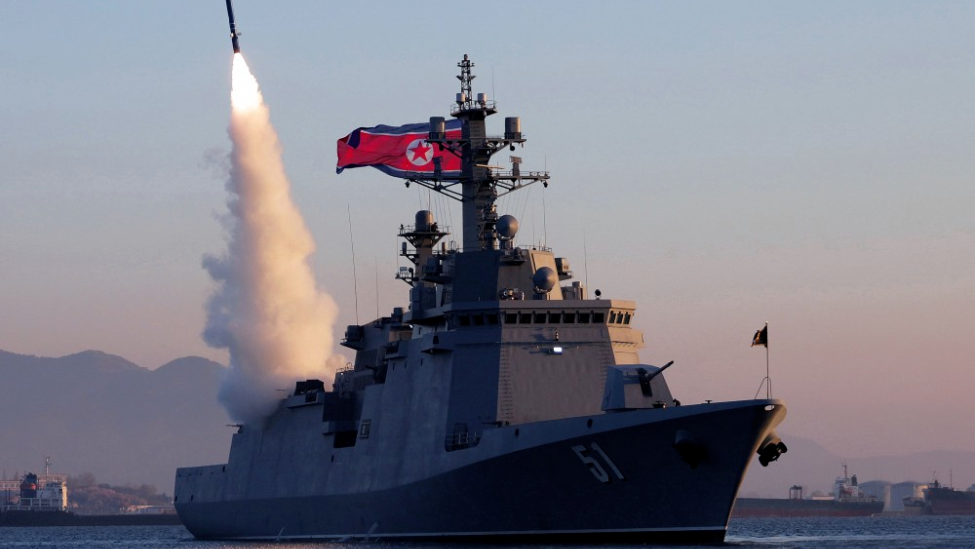 朝鲜海军“崔贤”号驱逐舰进行武器系统试验