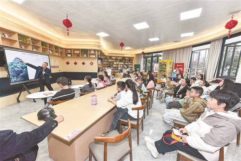 宁都“翠微书房”正在举办读书分享会。 通讯员 赖 亮摄