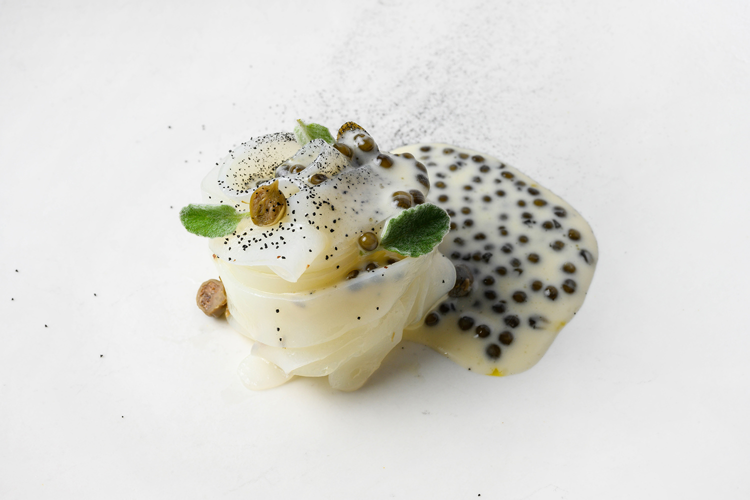 Estro招牌菜式APERITIVO与SQUID | ALMOND, CAPERS, CAVIAR