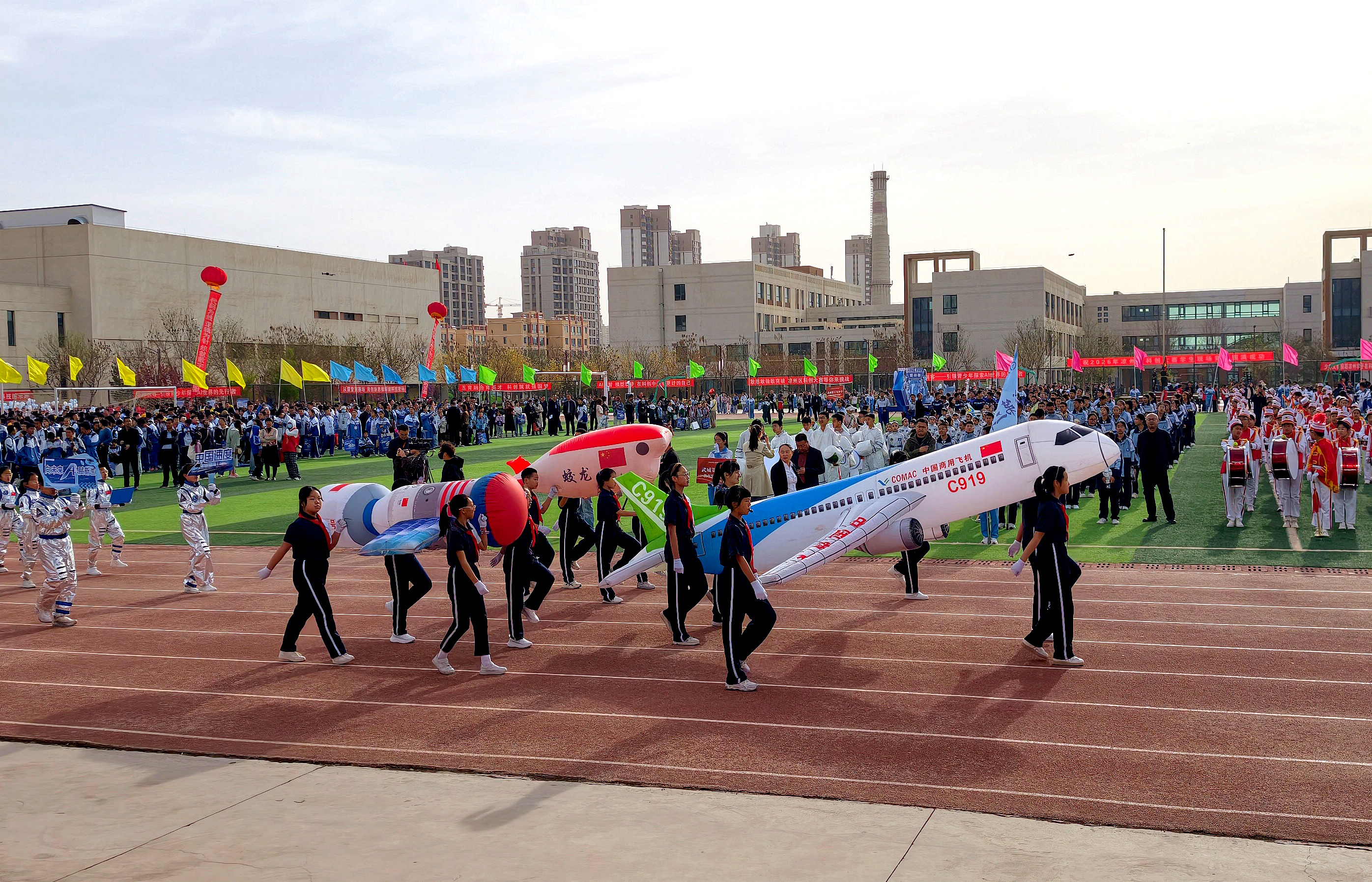 在2026年凉州区科创大赛学生现场竞赛活动现场，孩子们带着飞机等模型入场。本文图片由新甘肃&middot;甘肃日报记者金奉乾摄