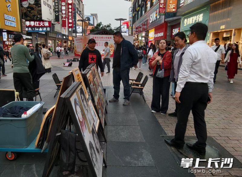 艺术画像摊位。