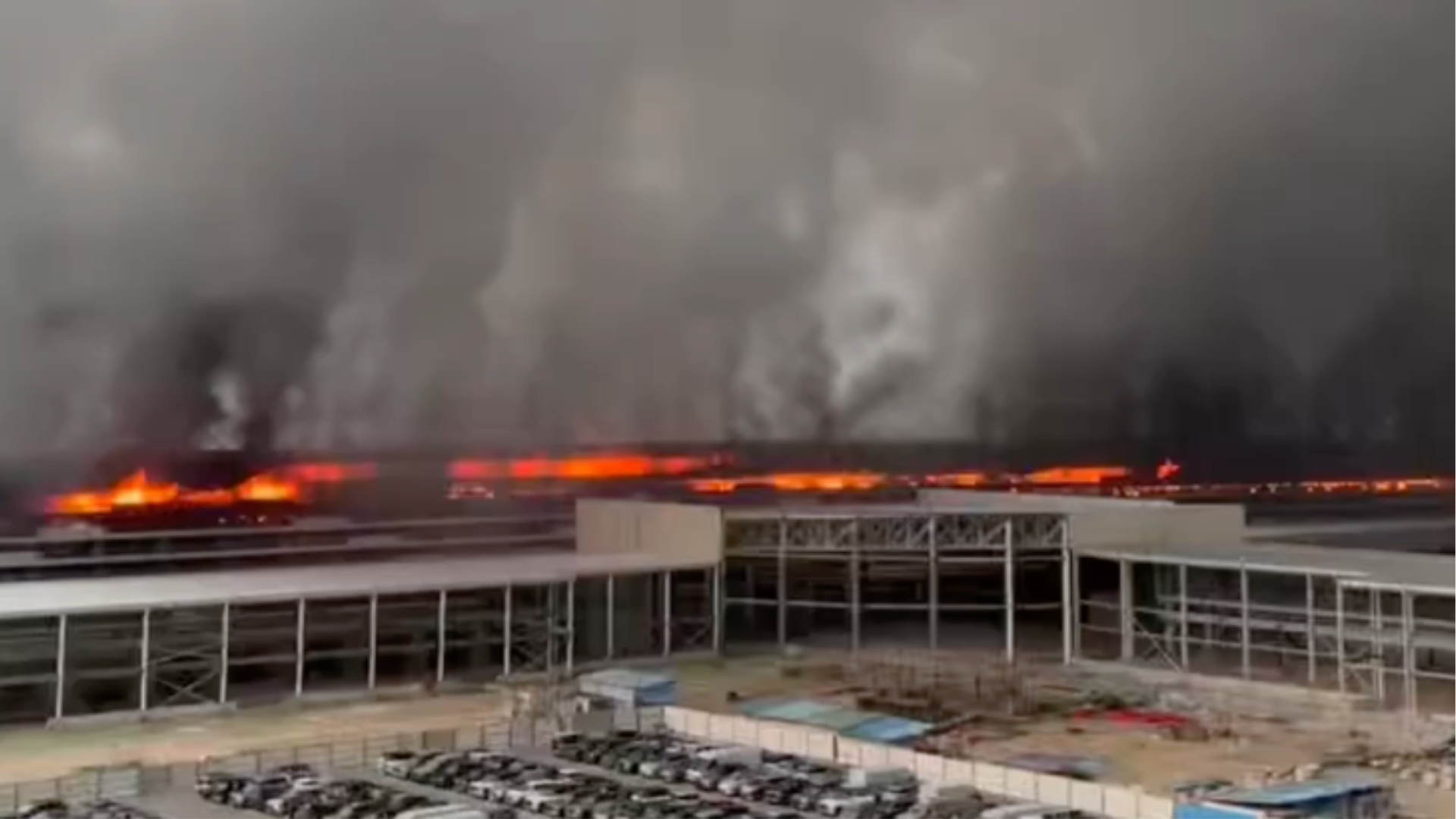 多名网友称深圳比亚迪坪山工厂起火，现场浓烟滚滚，官方通报：火势已扑灭，无人员伤亡