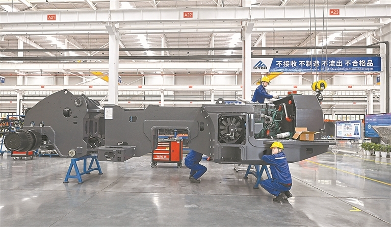 工人正在生产车间组装地下矿山与工程装备。